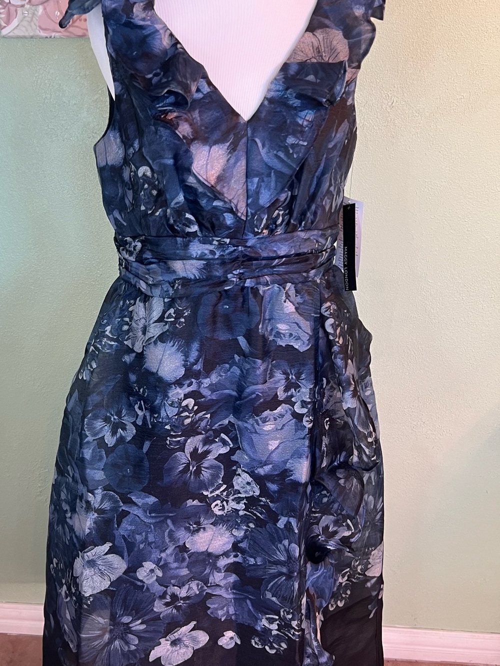 Maggy London - Floral V-Neck Sleeveless Midi Dress in Navy size 6 NWT